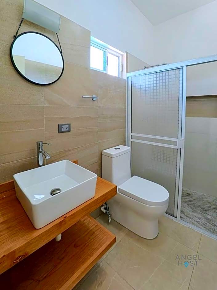 Commercial Zone Studios, Pool, BBQ and Beach 7 Blocks