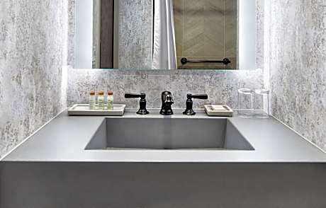 Deluxe Room, 1 King Bed (Mobility/Hearing Accessible, Tub)