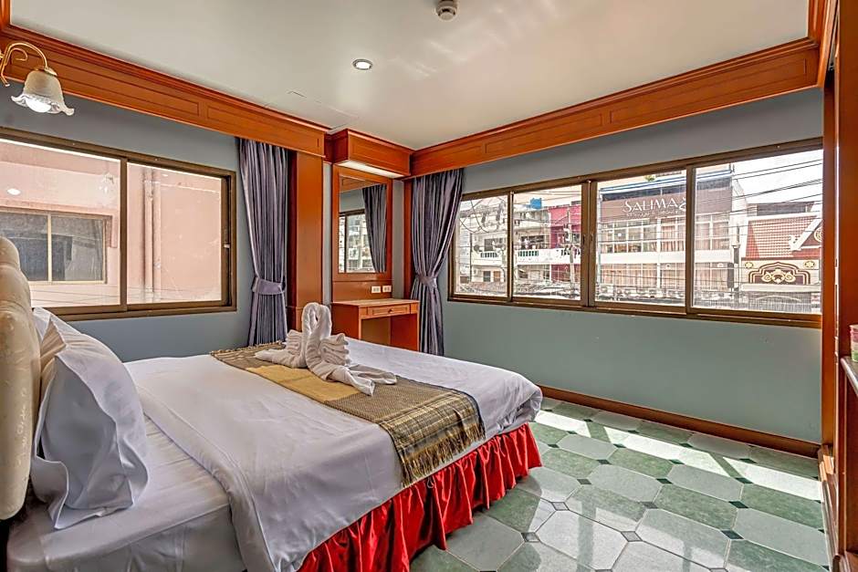 Patong Social Hotel & Restaurant, Patong Beach