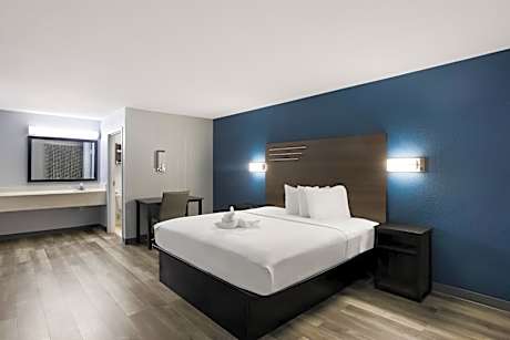 Queen Room with Roll-In Shower - Disability Access/Non Smoking