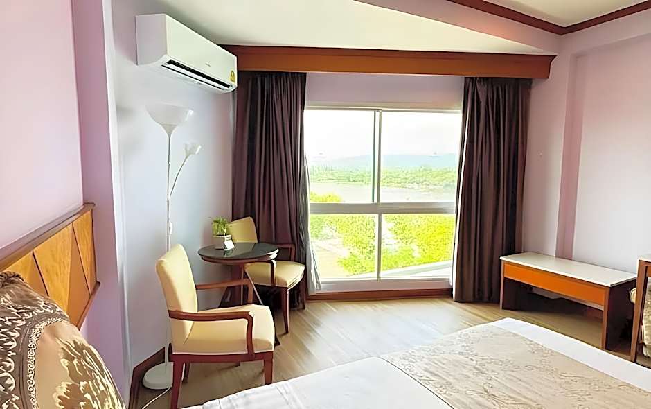 Viangtak Riverside Hotel