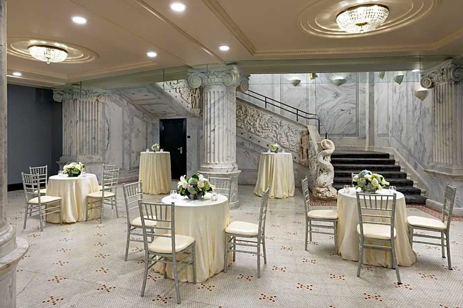 The Candler Hotel Atlanta, Curio Collection by Hilton