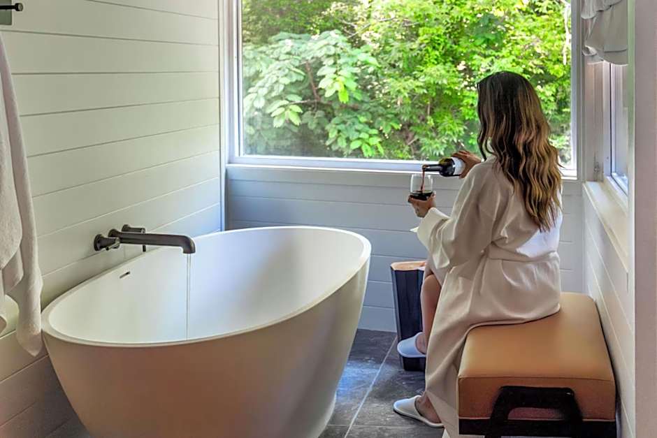 Historic Rocky Waters Inn, A Small Luxury Hotel