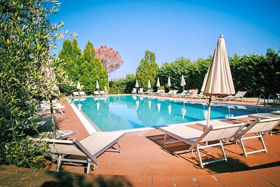 Hotel with swimming pool surrounded by greenery in San Donato Fronzano, rooms with air conditioning and breakfast included