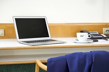 Double Room (2 Twin Beds)