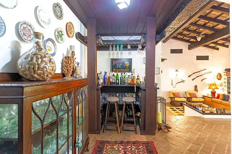 Sítio com piscina, área arborizada e lazer