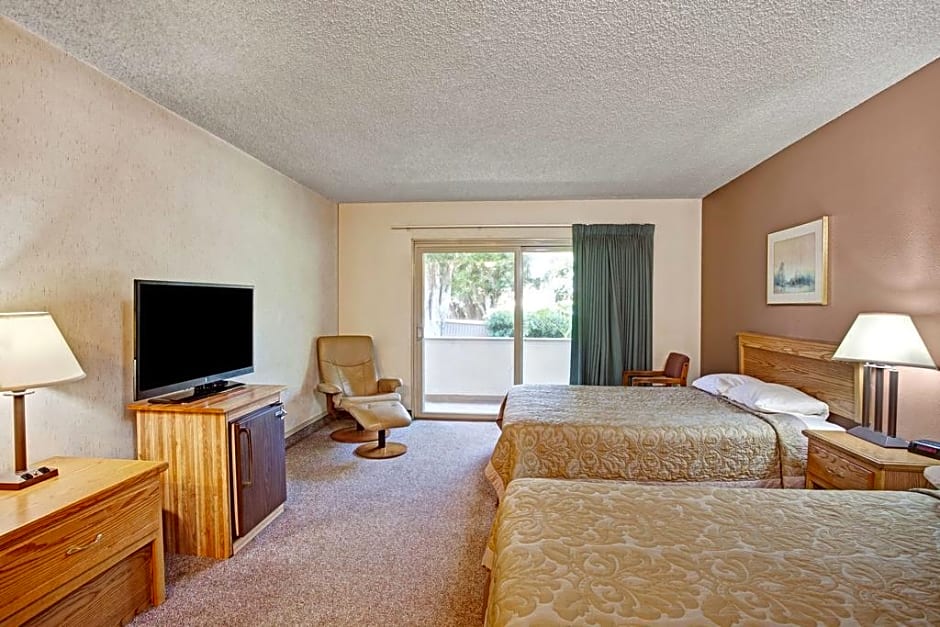 Super 8 by Wyndham Long Beach