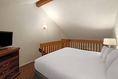 Premier King Studio Suite with Ocean View - Non-Smoking