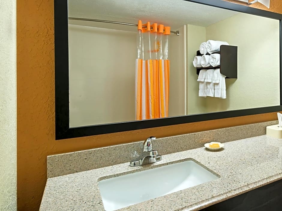 La Quinta Inn & Suites by Wyndham Tampa North