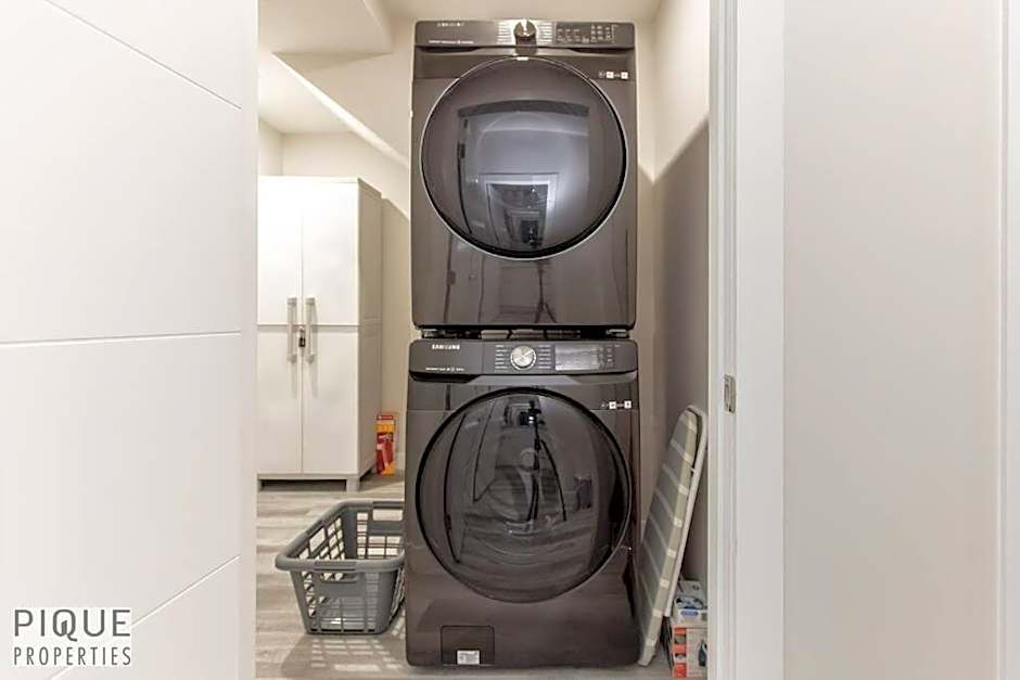 NEW, Mountain Chic Suite, Whyte Avenue, Netflix, WiFi, Sleeps 6