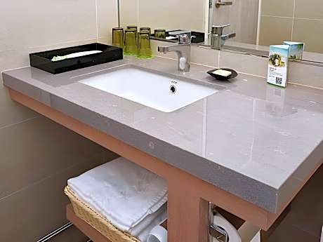 Double Bed - No window