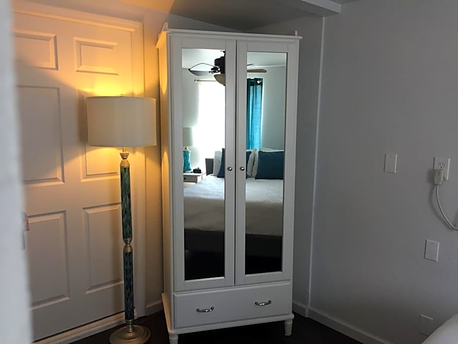 Photo 1 of 4 of Dolphin Room - 1 Full