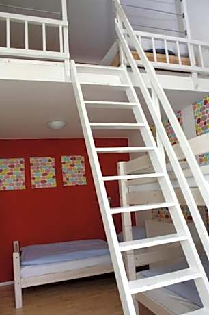 Single Bed in Mixed Dormitory Room