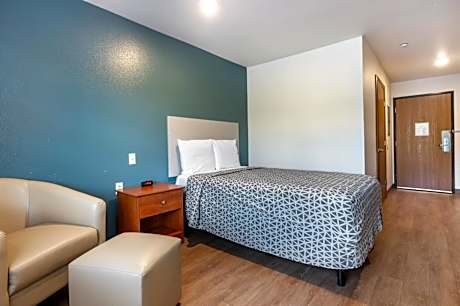 Efficiency Queen Room - Accessible/Non-Smoking