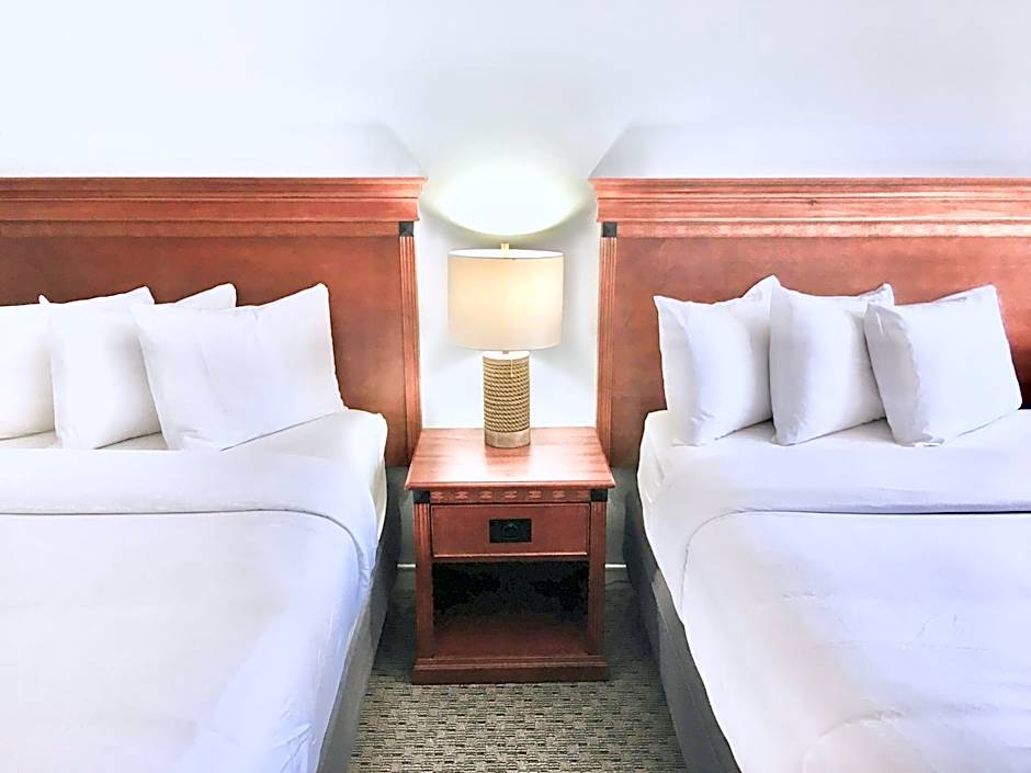 Empire Lakeshore Inn