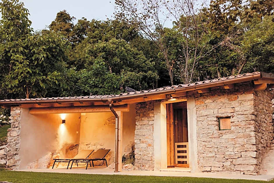 FAVAI HILLS your secret hideaway