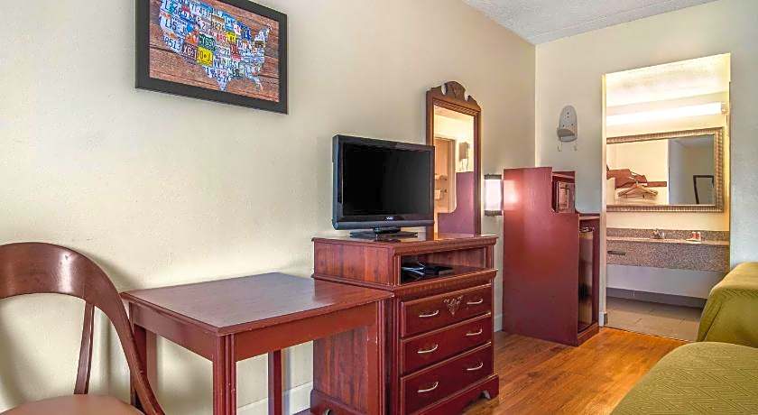 Econo Lodge Inn & Suites