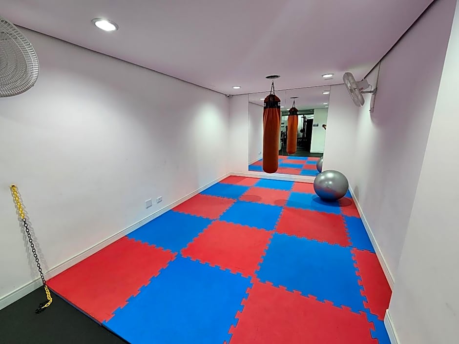 Lindo Flat Capitania Varam , WI FI , 2 aparelhos de ar condicionado , serviço de praia , enorme sacada com vista ao mar e telas de proteção para as crianças , 3 piscinas