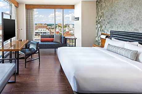 Deluxe East Corner King, Guest room, 1 King, City view