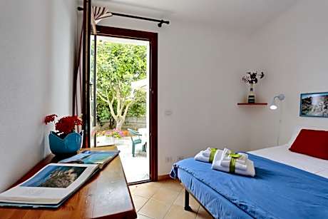 One-Bedroom Apartment with Garden