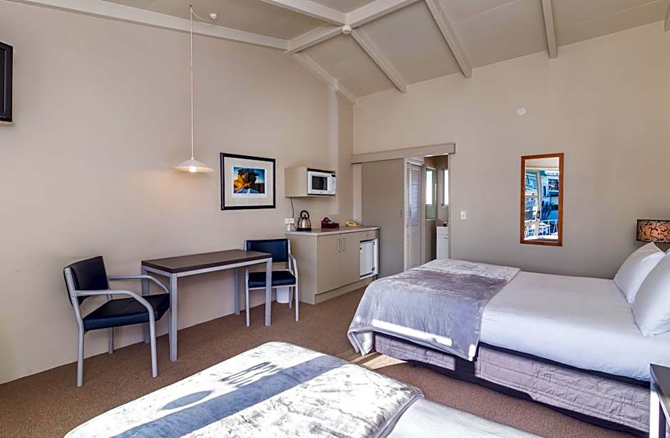 Twin Peaks Lakeside Inn