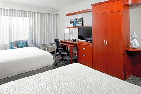 Queen Room with Two Queen Beds - Hearing Accessible