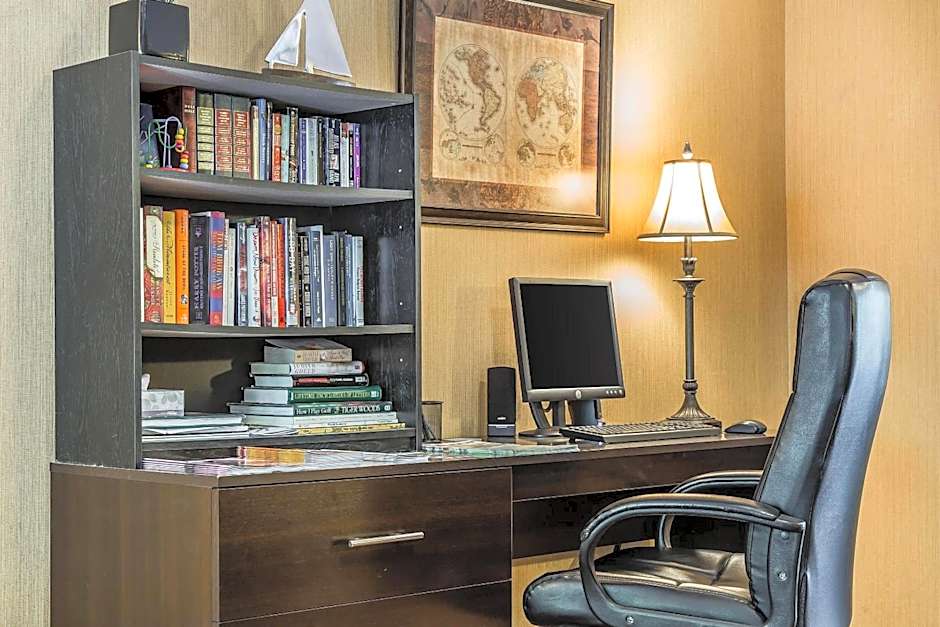 The Black Swan Lee - Lenox, an Ascend Collection Hotel