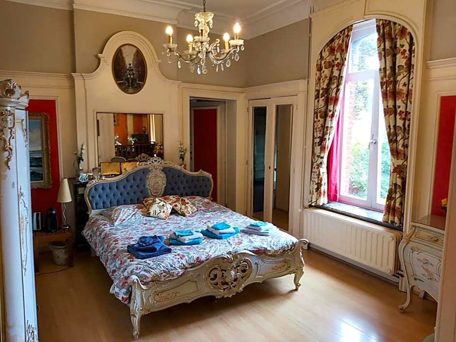 Château Lambert Moulinsart Hotel, shuttle airport, long term parking, snooker, large terrasse, dinner, breakfast