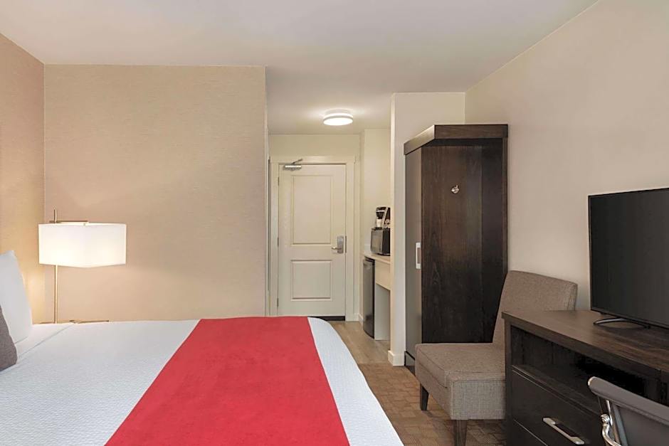 Days Inn by Wyndham 100 Mile House