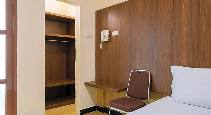 RedDoorz Plus near Ramayana Pematangsiantar