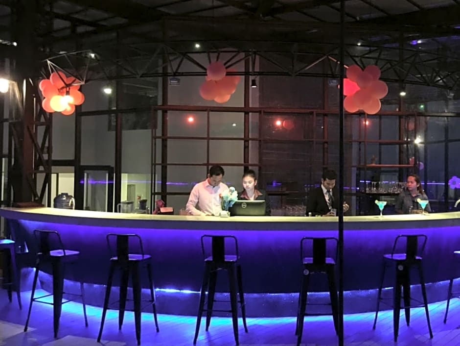 Yeak Loam Hotel