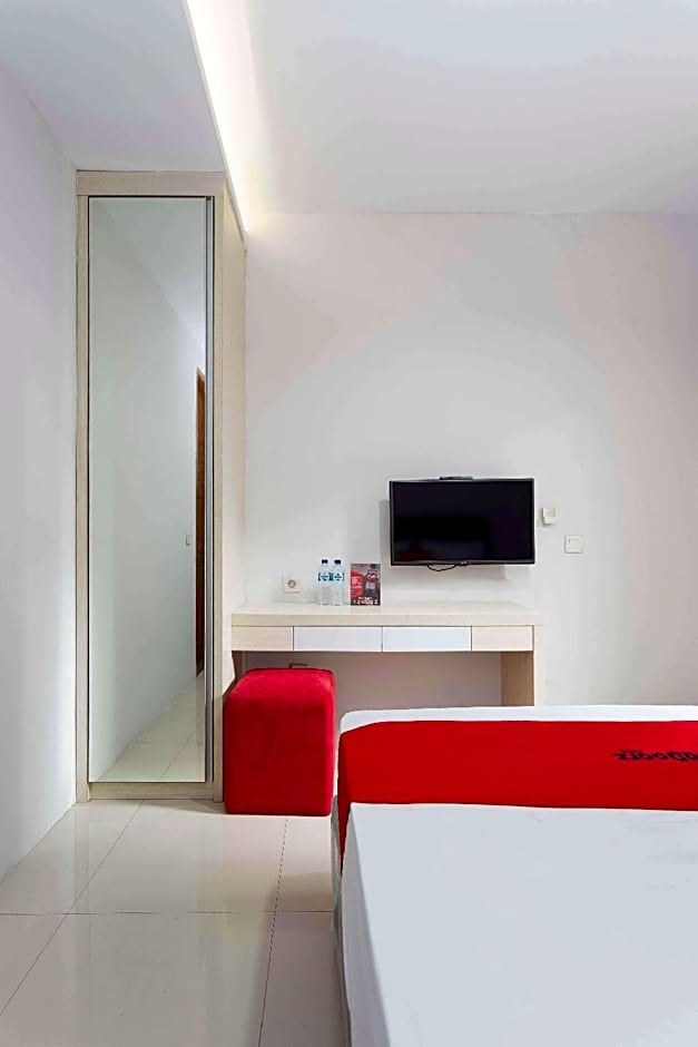 RedDoorz Plus near Cilandak Town Square 2