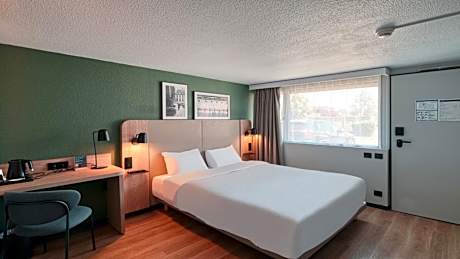 Standard Room - 1 Queen Bed