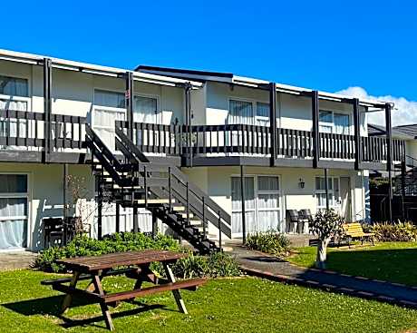 Parkside Motel and Apartments