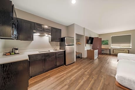 Suite - 3 Queen Beds  Non-Smoking Two Rooms Sitting Area Kitchen Full Breakfast