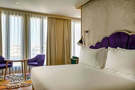 Junior Suite, 1 King, Balcony