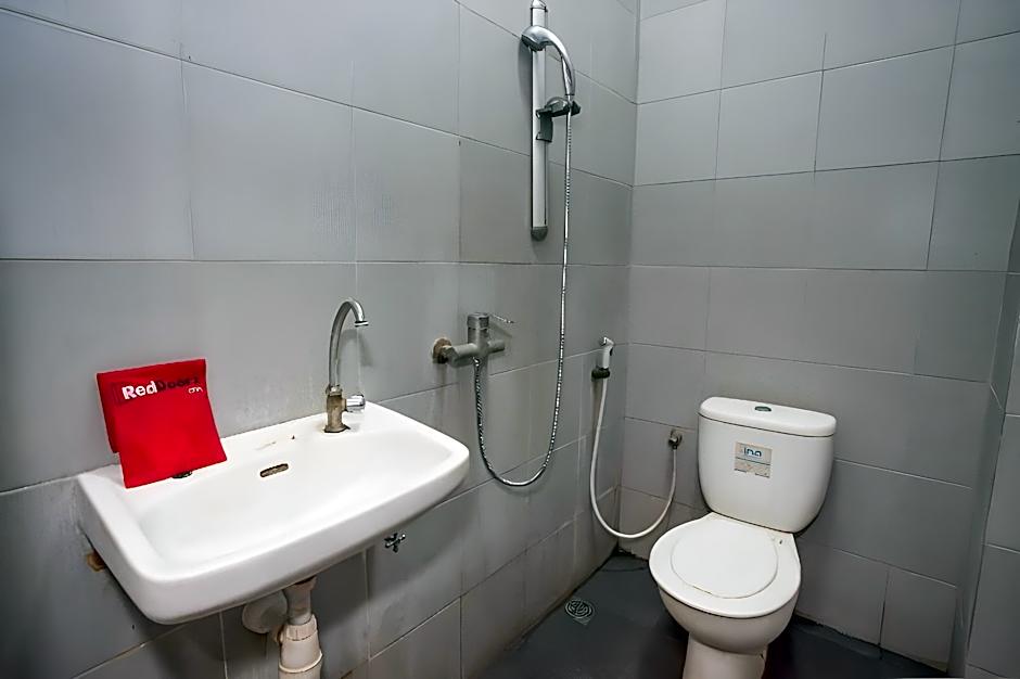 RedDoorz @ Raya Ngagel 2