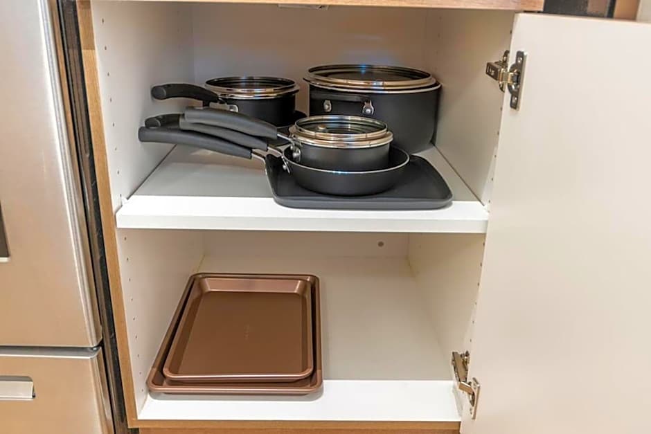 Palm Theme King Bed Paid Garage 55" 4k Smart T