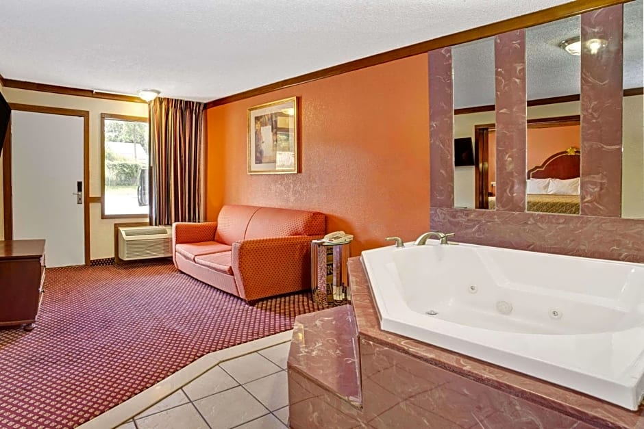 Travelodge by Wyndham Sellersburg