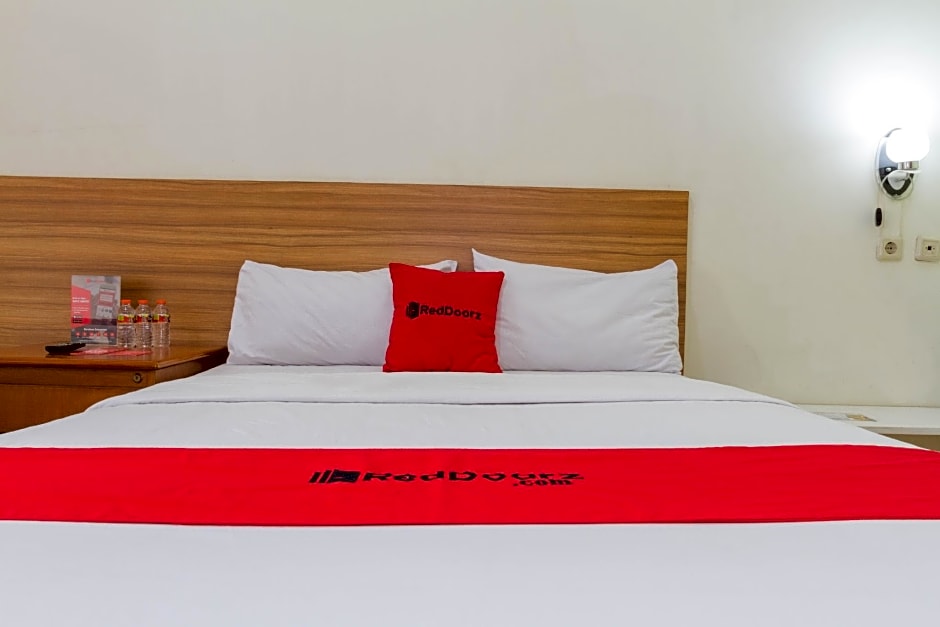 RedDoorz Plus @ Surapati 2