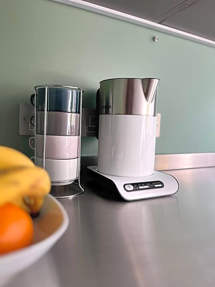 Apt 03 Beachside Beauty Central Studio Steps from Cafes