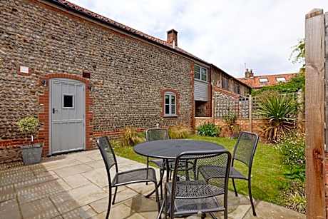 Spacious 2 Bedroom Coach House in Cley Norfolk