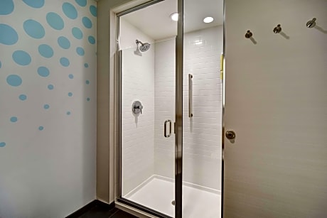 1 King Hearing Accessible Room