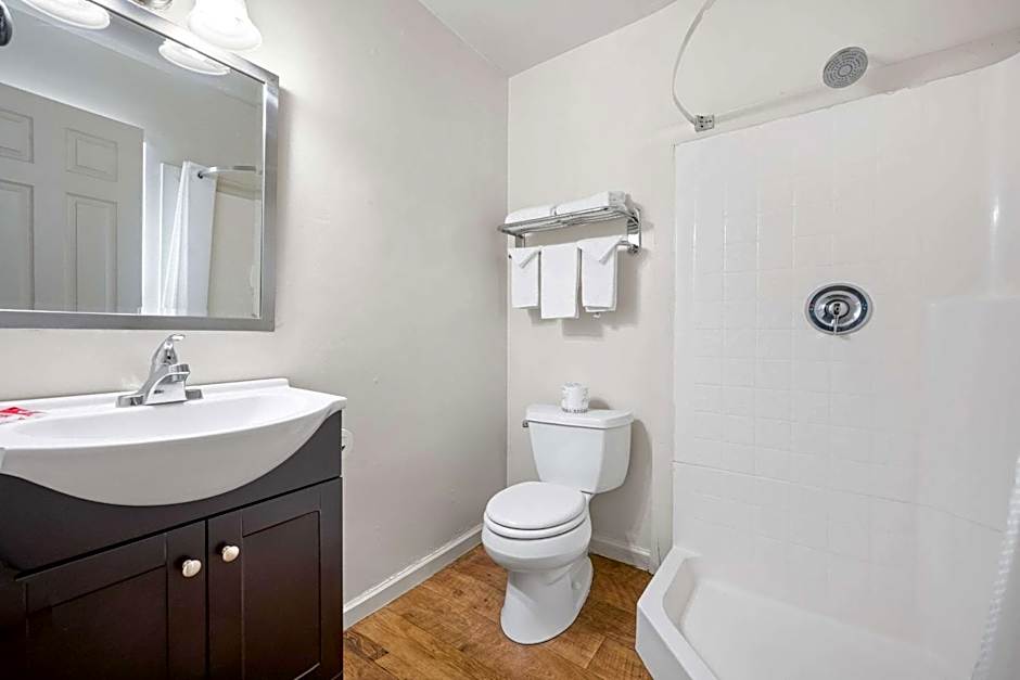 Econo Lodge Inn & Suites