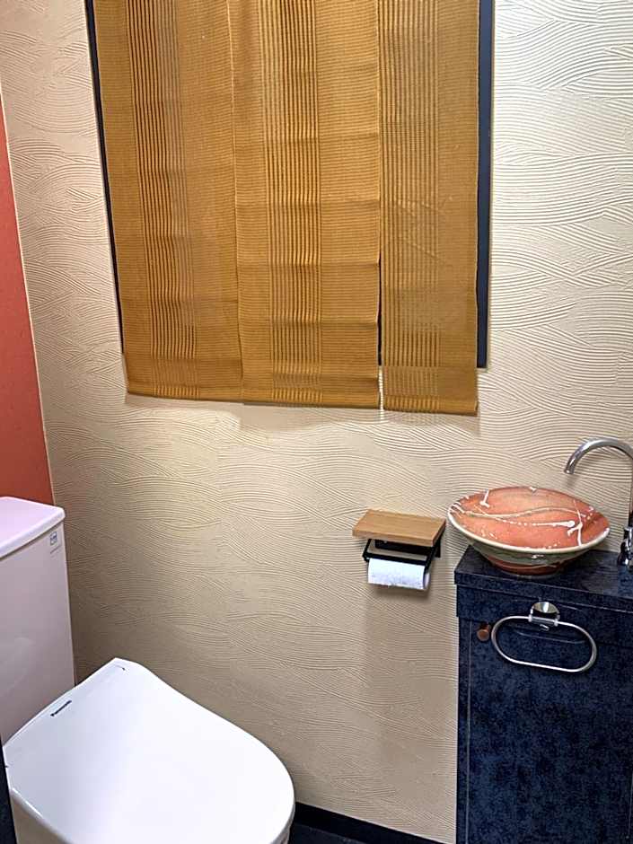 Maximum of 18 people can be rented in one building 3 minutes walk to Tomari Port 10 minutes drive to the airport No parking lot 30 seconds walk from paid parking lot warayunso port city May