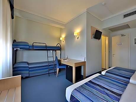 Family Room (2 Adults 2 Children)