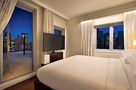 1 King Bed Balcony Mob/Hear Accessible 3X3 Shower City View