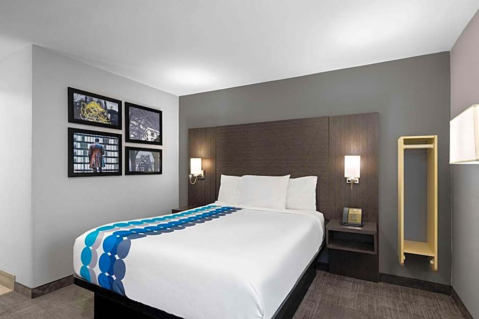 La Quinta Inn & Suites by Wyndham Indianapolis Airport Executive
