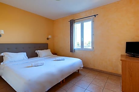 One-Bedroom Apartment (4 Adults) with balcony and Golf view