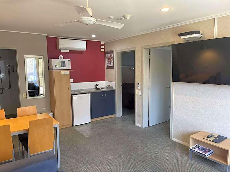 Landmark Manor Motel